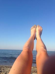 Fuß am Strand von Korsika mit Ödem